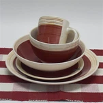 Sada 16 ks červeně malovaného keramického nádobí